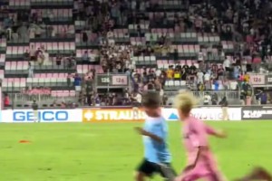 半场战报：阿森纳1-0布拉格斯拉维亚，萨卡点射（半场快讯：萨卡点球命中，阿森纳1-0领先布拉格斯拉维亚）