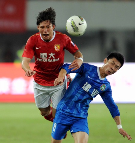 解锁体验卡，英乙比赛中裁判受伤，一球迷走下看台参与执法（英乙赛场上演现实版体验卡：主裁伤退，球迷下看台临时执法）