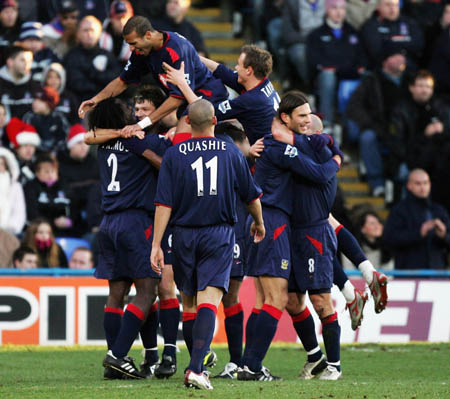 广州小学生观战轮椅篮球赛为运动员加油（广州小学生现场观赛为轮椅篮球运动员加油）