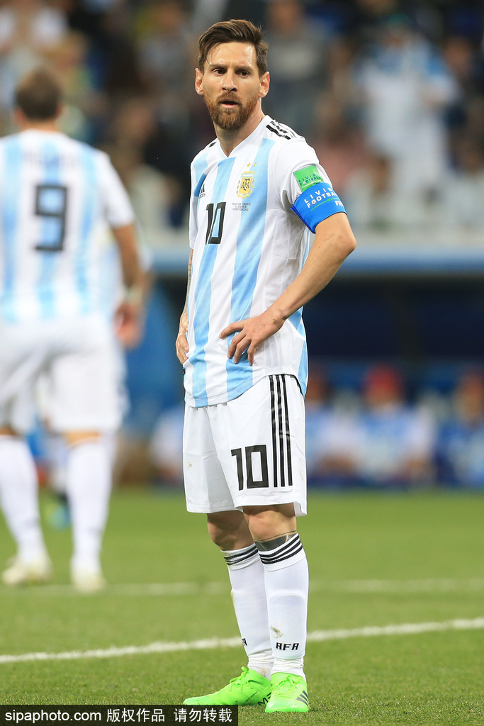 拜仁“小王子”卡尔的巨星之路 偶像梅西但不想和谁比较（拜仁“小王子”卡尔逐梦巨星：崇拜梅西，却不愿与任何人比较）