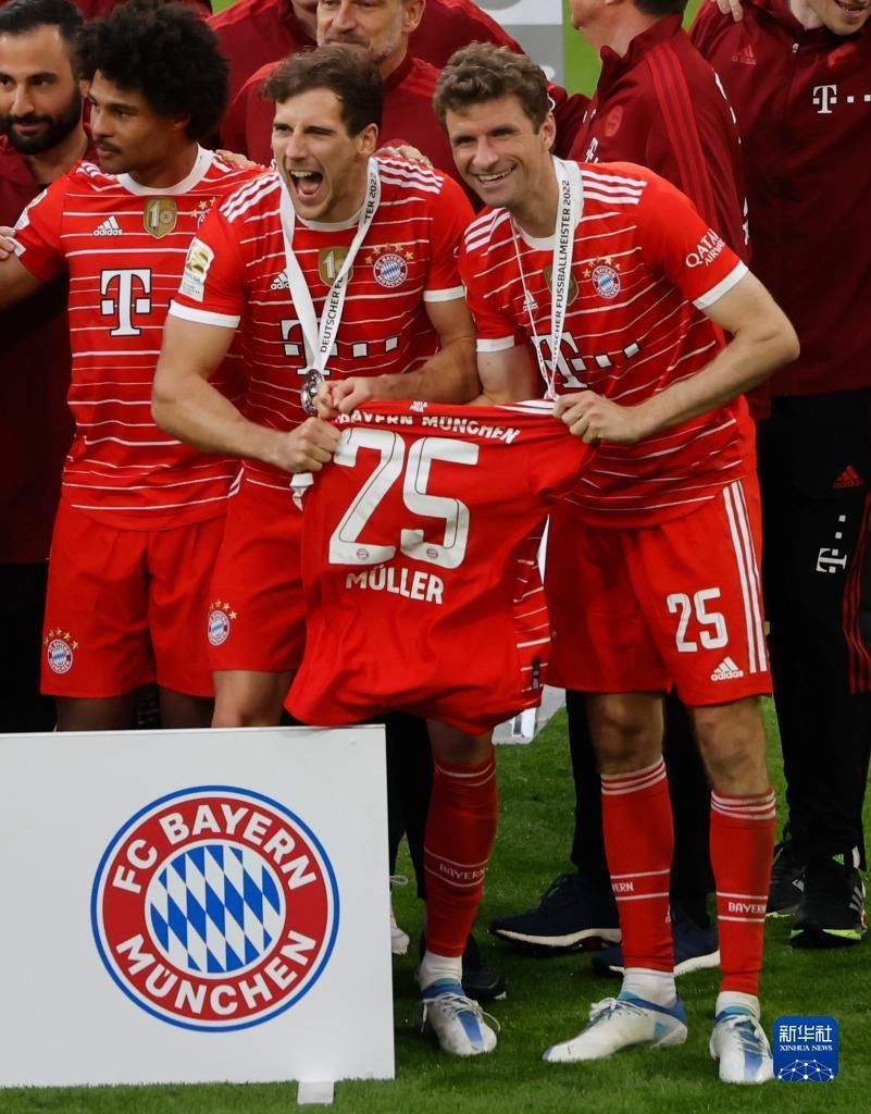 记者：米兰可能尝试冬窗送走圣地亚哥，然后再签更高效的前锋（记者：米兰考虑冬窗送走圣地亚哥，转而引进更高效前锋）